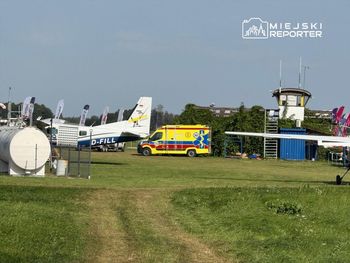 Chrcynno: Wypadek na lotnisku. Dwóch spadochroniarzy zderzyło się podczas skoku z 3000 metrów