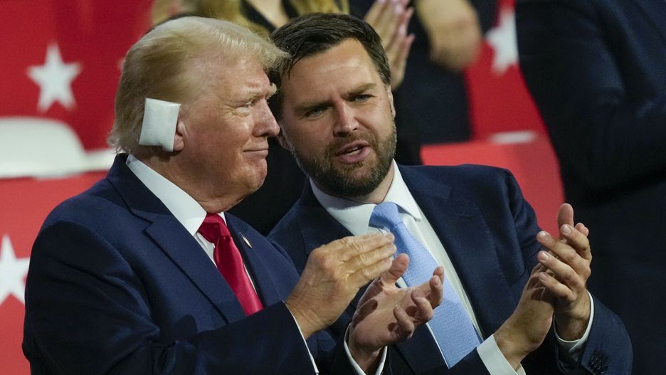 Konwencja Republikanów w Milwaukee Na fot. Donald Trump rozmawia z kandydatem na wiceprezydenta JD Vance'em