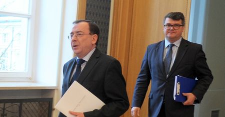 "Nie są posłami". Były sędzia TK ma też radę dla Hołowni