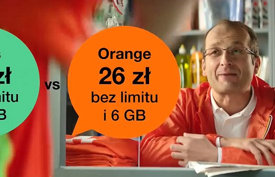 Kioskarz Robert Górski w reklamach Orange na Kartę przenosi numery piłkarzom z Plusa, Play i T-Mobile (wideo)