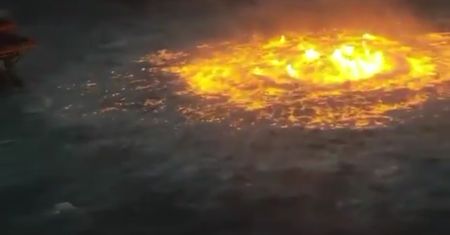 Pożar na powierzchni oceanu. Pękł rurociąg