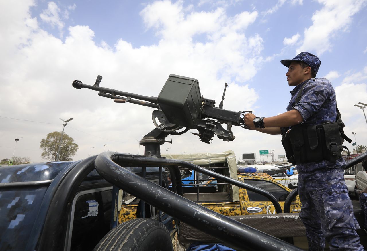 A Houthi soldier mans a machine gun on a vehicle while on patrol in Sana'a, Yemen, 10 March 2024. Yemen's Houthis will continue launching more missile and drone attacks at shipping lanes in the Red Sea and the Gulf of Aden during the Muslim fasting month of Ramadan as part of efforts to pressure Israel to put an end to the bombardment of the Gaza Strip, according to a speech by top Houthi leader, Abdul-Malik al-Houthi. The US-led coalition continues to strike Houthi targets in Yemen as it seeks to degrade the Houthis' abilities to attack commercial shipping vessels amid high tensions in the Middle East. EPA/YAHYA ARHAB Dostawca: PAP/EPA.