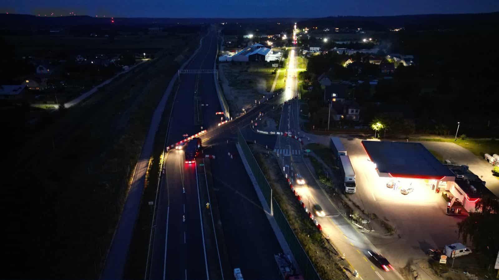 Kierowcy narzekają na brak świetlnego oznaczenia wjazdu na tymczasową drogę na budowie S-6