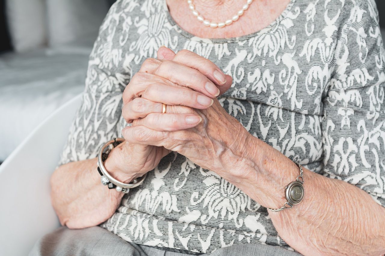 Seniorka wyrzuciła majątek życia przez okno. Wystarczył telefon