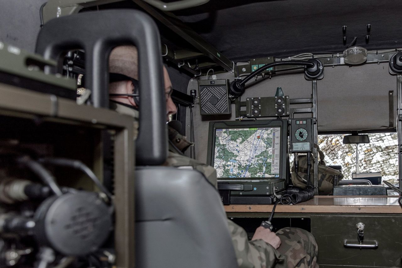 Wnętrze systemu artyleryjskiego wyposażonego w Zintegrowany System Zarządzania Walką TOPAZ.
