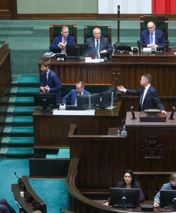 Po wystąpieniu szefa MON. Krzyki, zdumienie i zarzuty