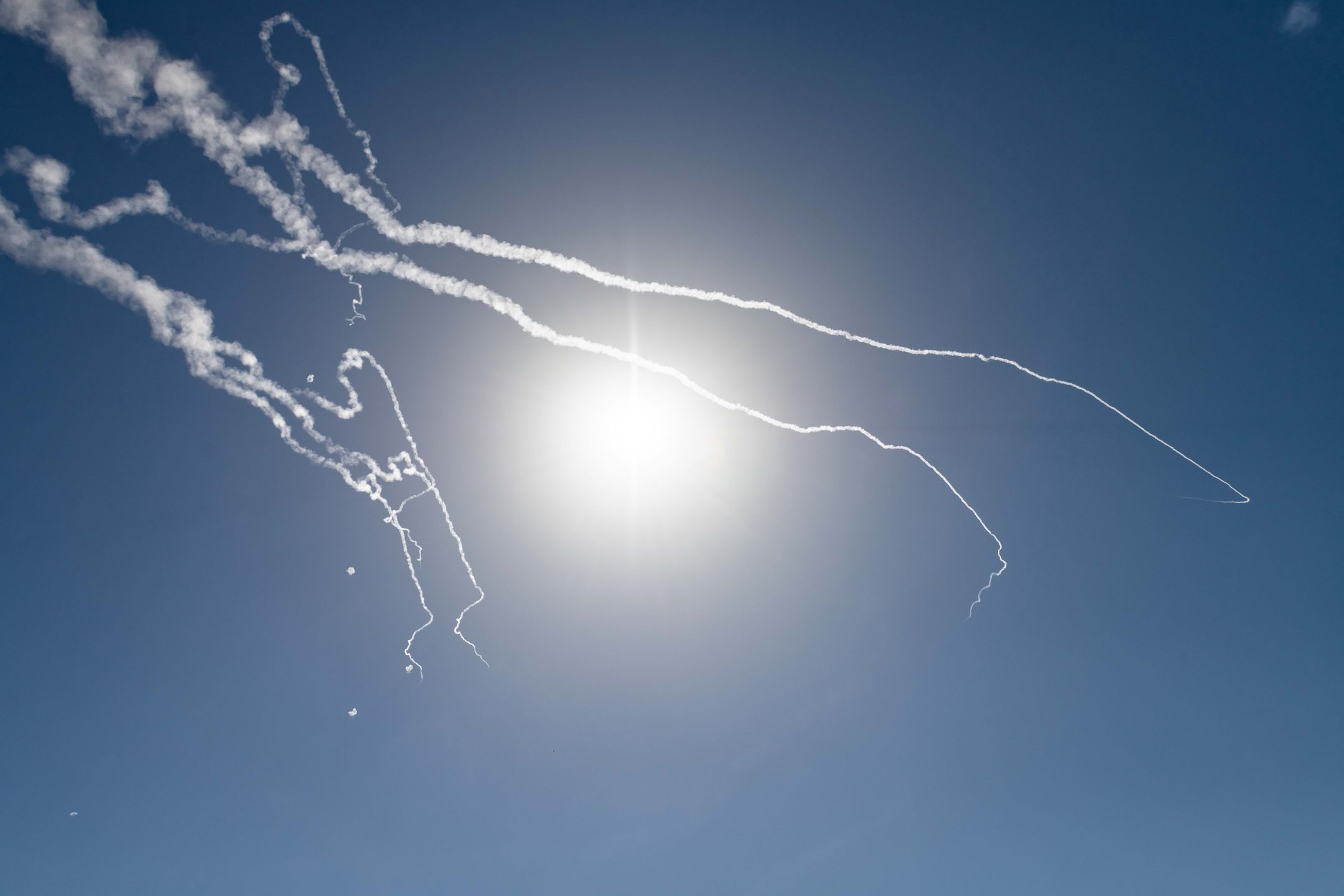 Efekt działania Iron Dome - ślady zostawione na niebie przez pociski Tamir