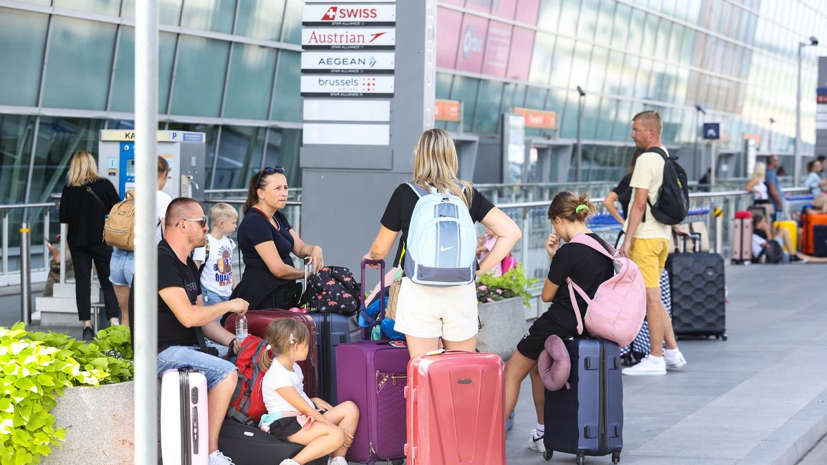 Lotnisko Chopina w czasie awarii informatycznej
19.07.2024 Warszawa Tlok na Lotnisku Chopina w zwiazku z awaria informatyczna Microsoftu fot. Tomasz Jastrzebowski/REPORTER
Tomasz Jastrzebowski/REPORTER