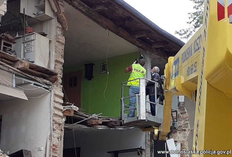 Świdnica. Złomiarze polują na uszkodzony budynek. Straż Miejska ma pełne ręce roboty