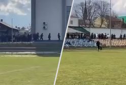 Wbiegają z wrzaskiem na stadion. Na trybunach popłoch