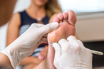 Te buty powodują haluksy. Podolożka ostrzega