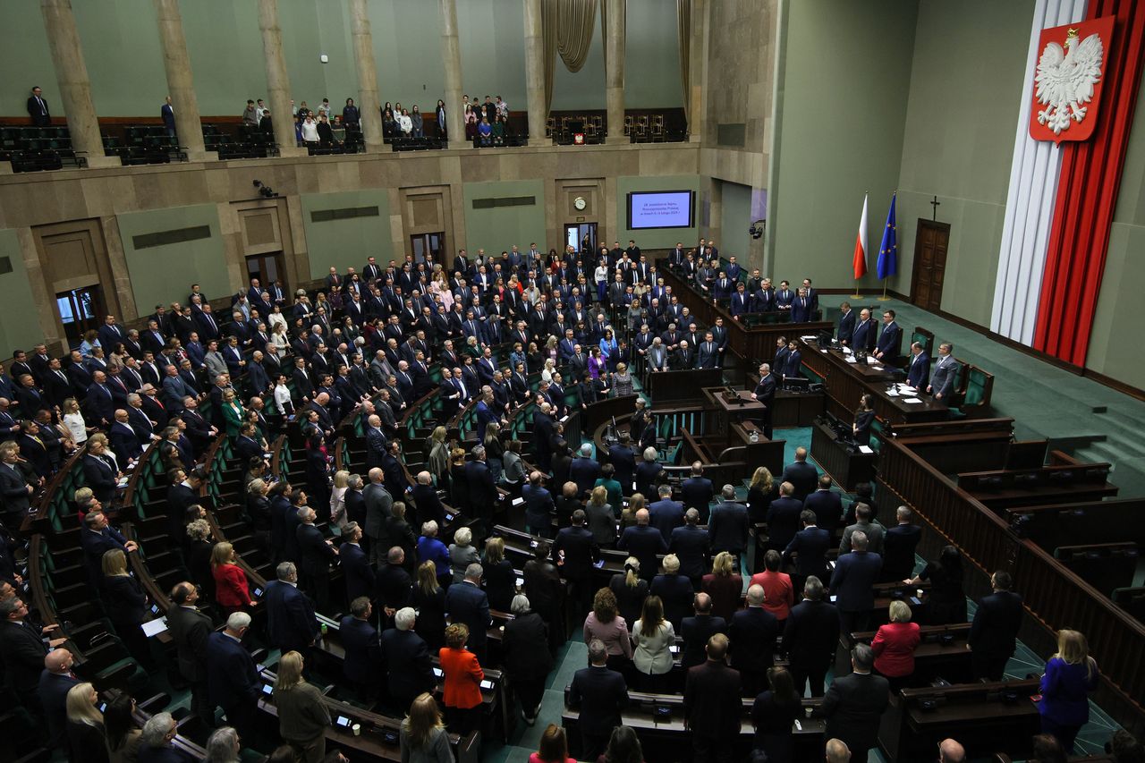 Sejm rozpoczął obrady. Zaczęły się od minuty ciszy