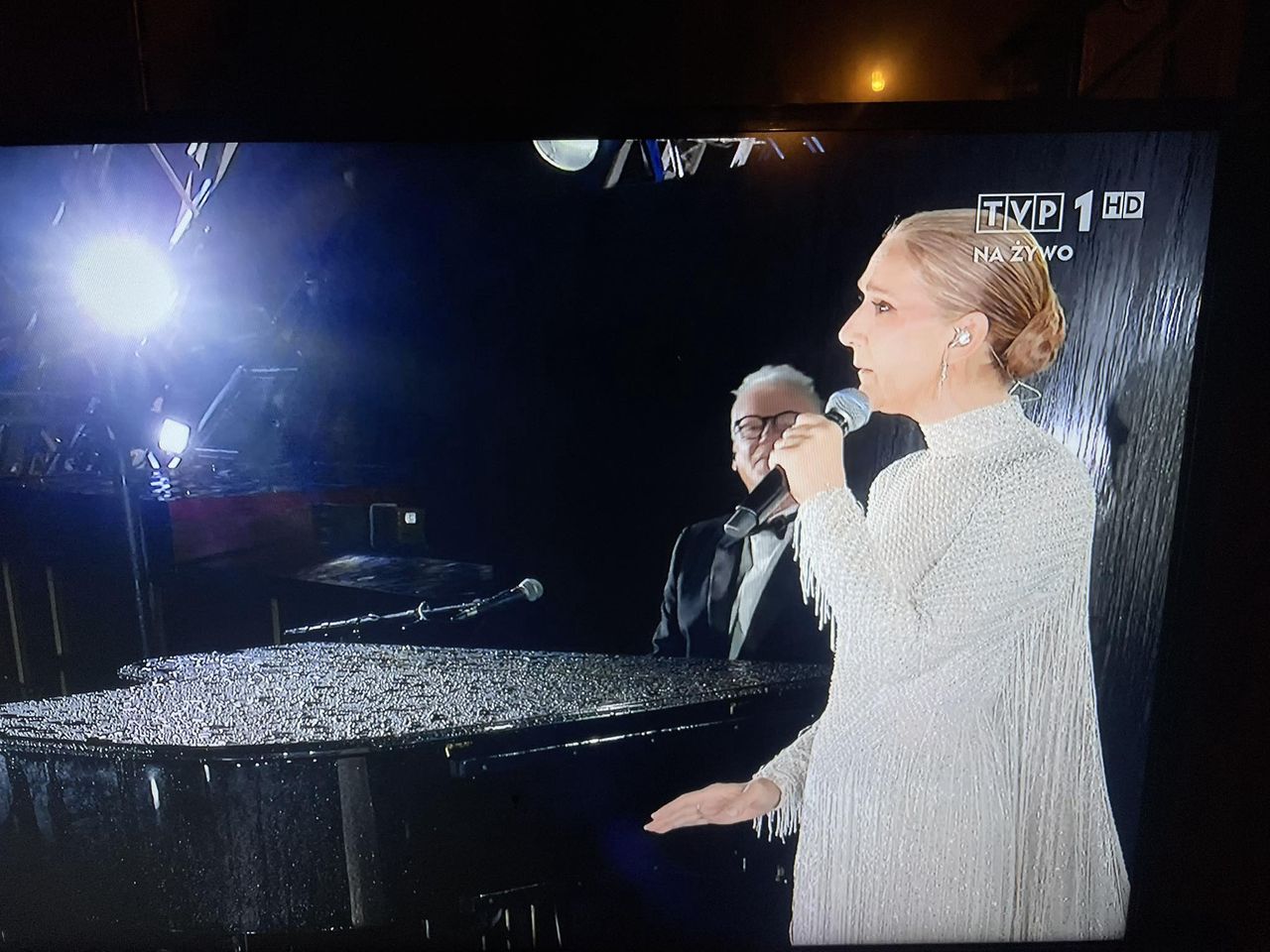 Celine Dion podczas ceremoni otwarcia igrzysk olimpijskich