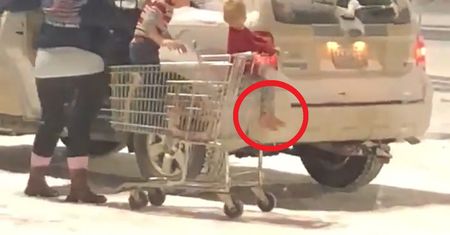 Nagrali ją z ukrycia, jak wracała z zakupów. Sprawą matki zajęła się policja