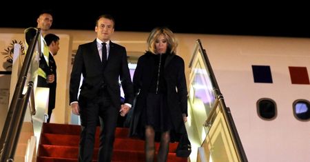 Promienna Brigitte Macron w mini spotkała się z pierwszą damą Senegalu (ZDJĘCIA)