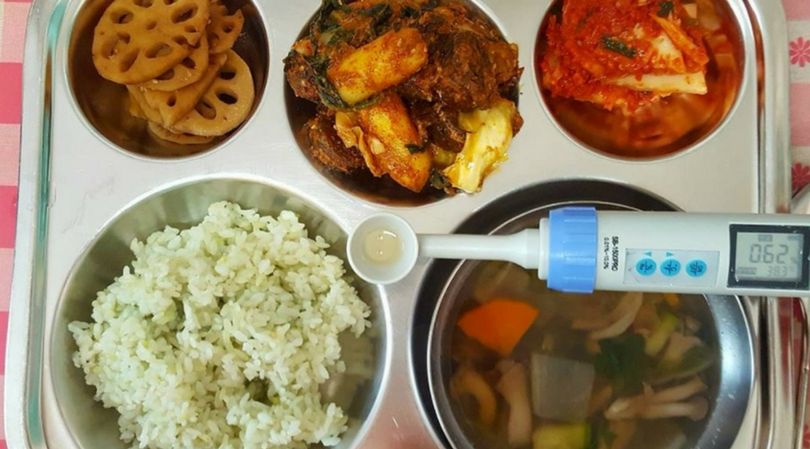 Obiad na stołówce szkolnej w Korei Południowej składa się aż z kilku elementów