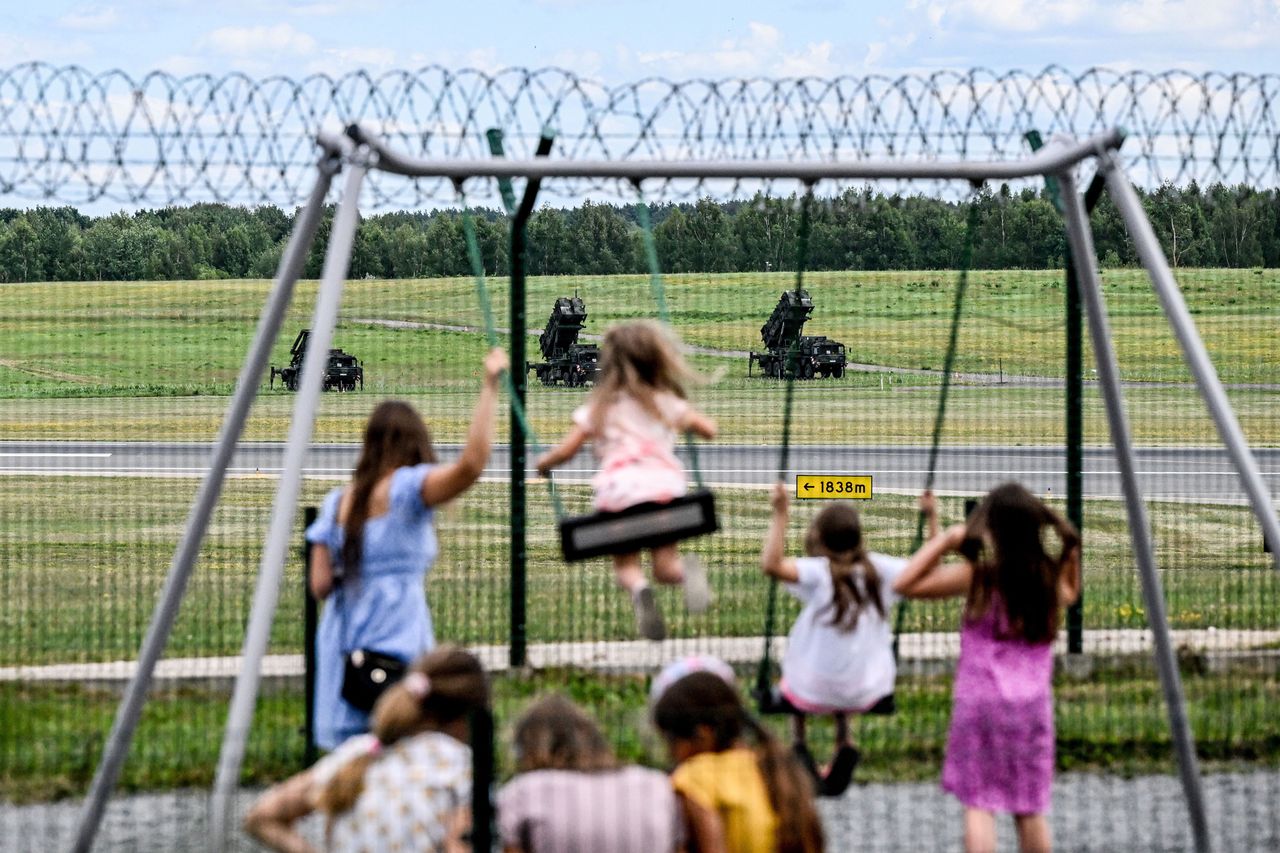 Dzieci bawią się na placu zabaw obok lotniska w Wilnie, na którym rozmieszczono wyrzutnie Patriot.