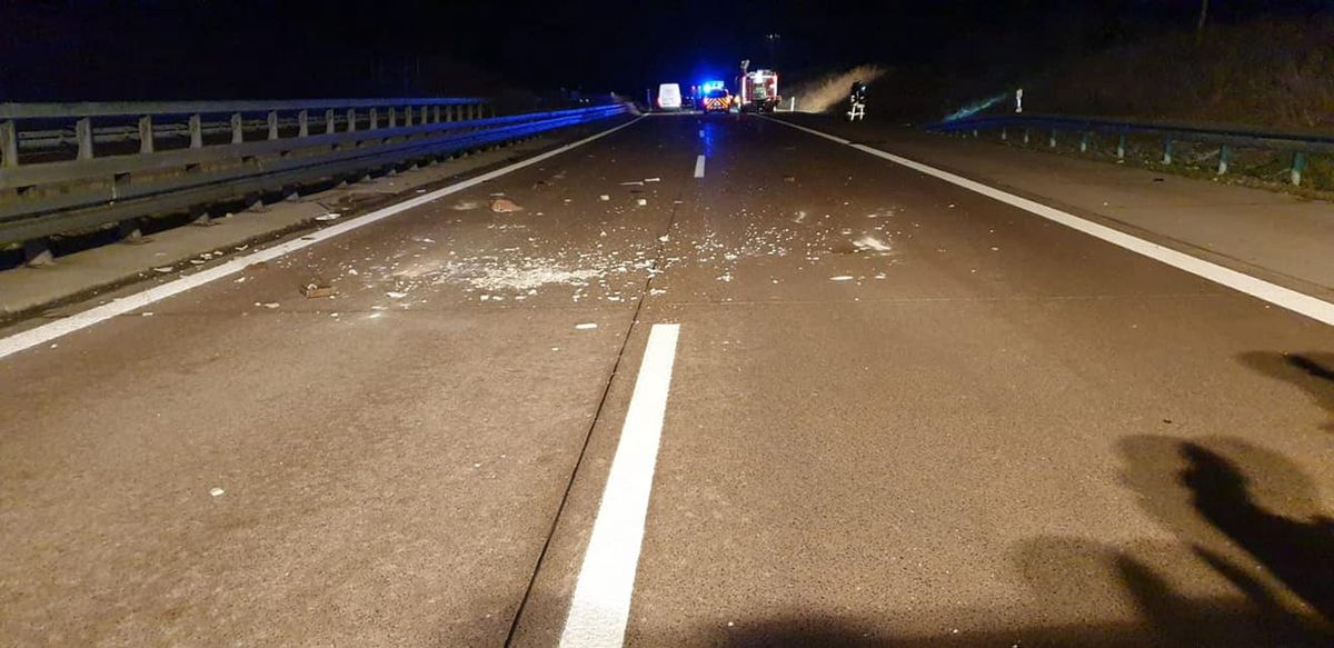 Na auostardę A72 spadły z wiaduktu dwie muszle klozetowe