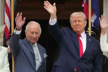 Karol III złamał protokół? Nietypowe powitanie podczas wizyty w USA