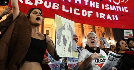 Kobiece włosy, czyli "siedlisko szatana". W Iranie trwa próba sił między władzą a ludem