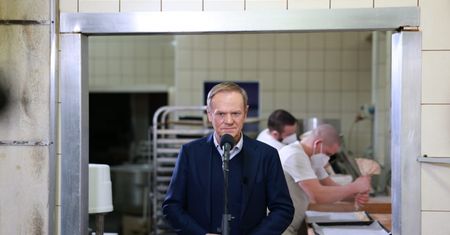 Tusk rozmawiał w piekarni o drożyźnie. "Rzeczywistość jest wyjątkowo ponura"