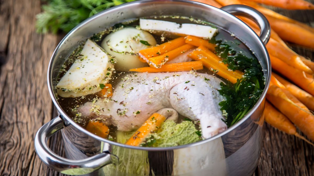 Dodanie suszonych grzybów do rosólu podbija smak 