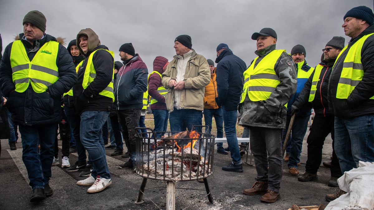 Dorohusk, 13.02.2024. Blokada przez rolników przejścia granicznego z Ukrainą w Dorohusku, 13 bm. Od piątku, 9 bm. rolnicy z całej Polski kontynuują protesty, które mają potrwać przez 30 dni. Ich powodem jest m.in. niedawna decyzja Komisji Europejskiej o przedłużeniu bezcłowego handlu z Ukrainą do 2025 roku, a także sprzeciw wobec prowadzonej przez Unię Europejską polityki Zielonego Ładu. (aldg) PAP/Wojtek Jargiło