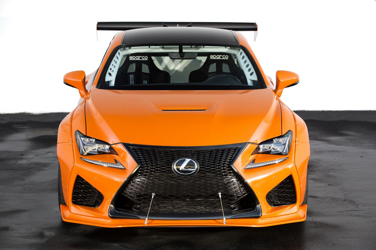 Potężną maszynę na SEMA przyprowadził i Lexus. Na stoisku marki-córki Toyoty można podziwiać RC F-a przygotowanego do walki na torze. Pod maską oczywiście pracuje V8 o pojemności 5 l.
