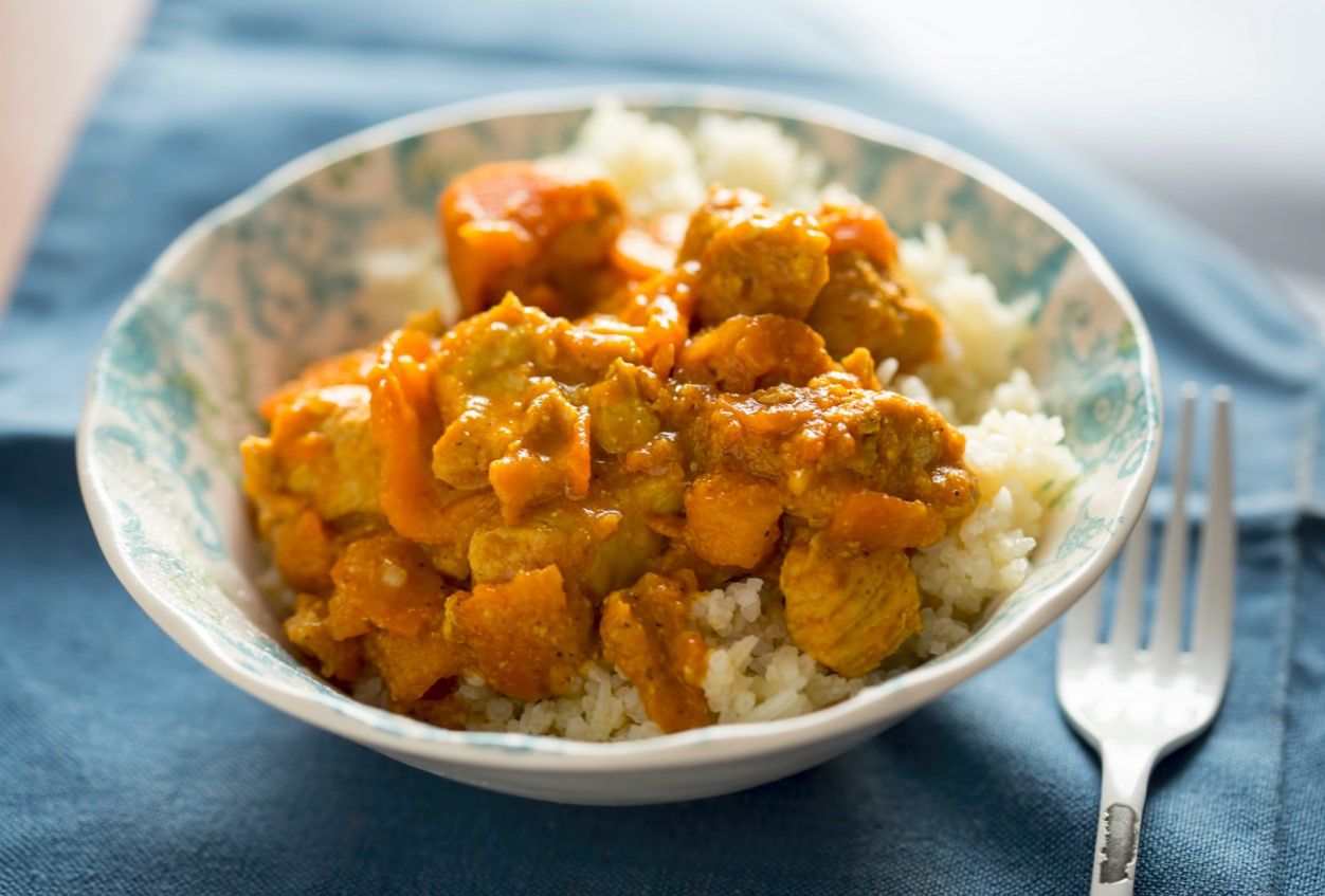 Curry z dyni - co to jest, walory zdrowotne, przepis na curry z dynią i kurczakiem, wersja wege