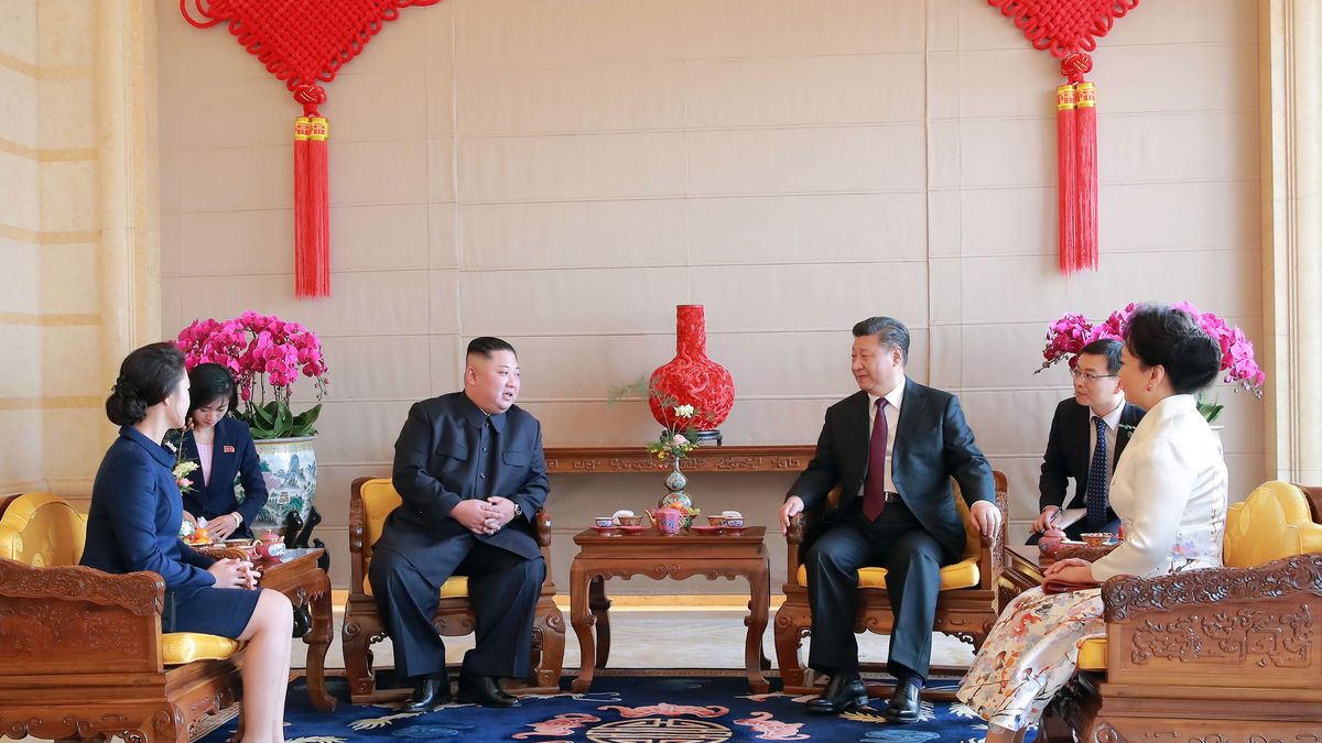 North Korean leader Kim Jong-un visits China
epa07272454 A photo released by the official North Korean Central News Agency (KCNA) shows North Korean leader Kim Jong-un (C-L) attending a  meeting with Chinese President Xi Jinping (C-R) during his visit in Beijing, China, 10 January 2019. North Korean leader Kim Jong-un is in China at the invitation of Chinese President Xi Jinping from 07 to 10 January with his wife Ri Sol-ju.  EPA/KCNA   EDITORIAL USE ONLY 
Dostawca: PAP/EPA.
KCNA