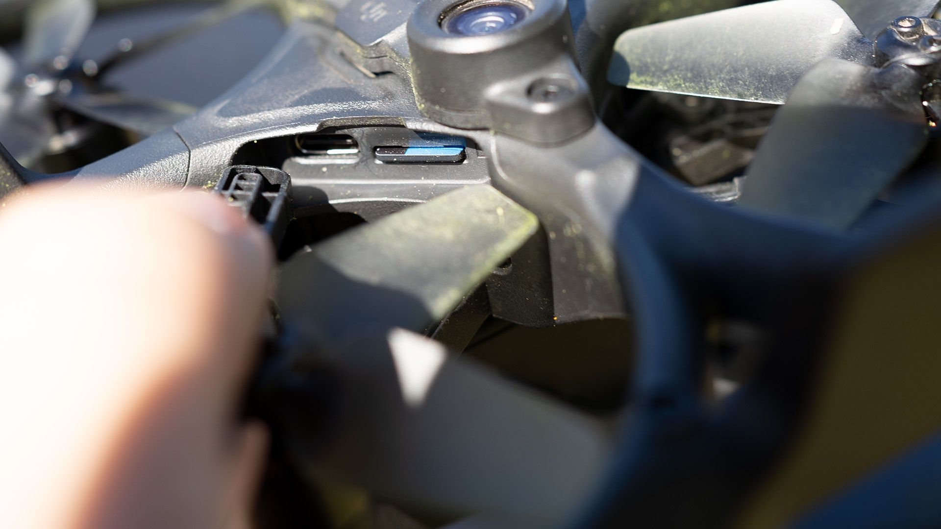Dji Avata - umiejscowienie slotu na kartę i portu USB-C