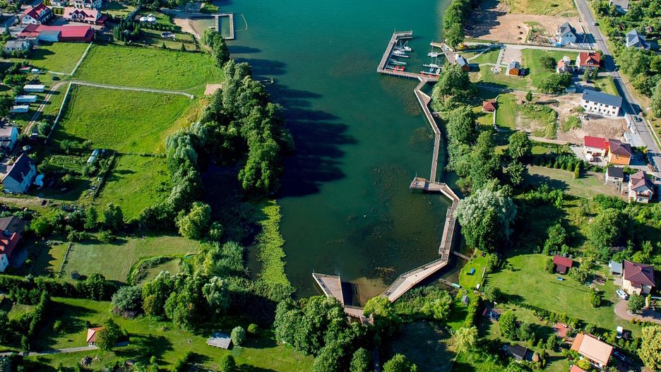 Promenada im. ks. Konrada Lubińskiego znajduje się nad Jeziorem Raduńskim
