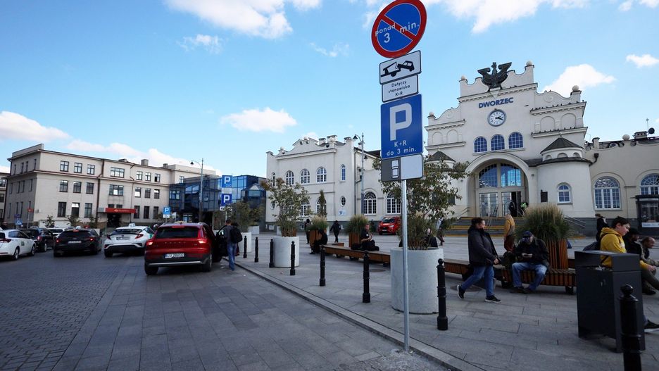 Zmiana oznakowania na miejscach parkingowych K+R przy dworcu PKP.