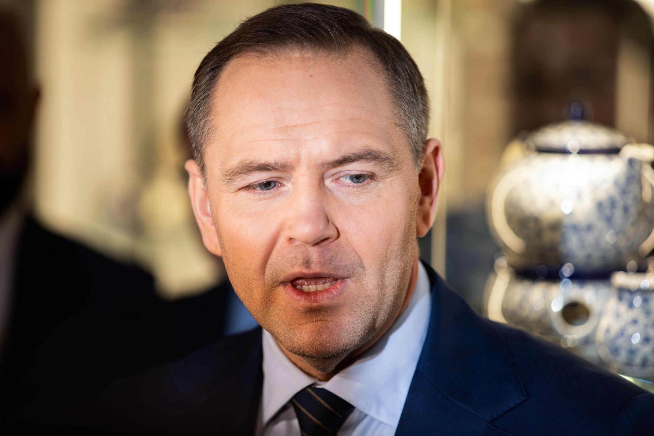 Bolesławiec, 14.05.2025. Wybory Prezydenta RP 2025 - kampania. Kandydat Komitetu Obywatelskiego w zbliżających się wyborach na fotel prezydenta RP popierany przez Prawo i Sprawiedliwość, prezes Instytutu Pamięci Narodowej Karol Nawrocki podczas wizyty w Nowym Muzeum Ceramiki w Bolesławcu, 14 bm. (amb) PAP/Krzysztof Ćwik