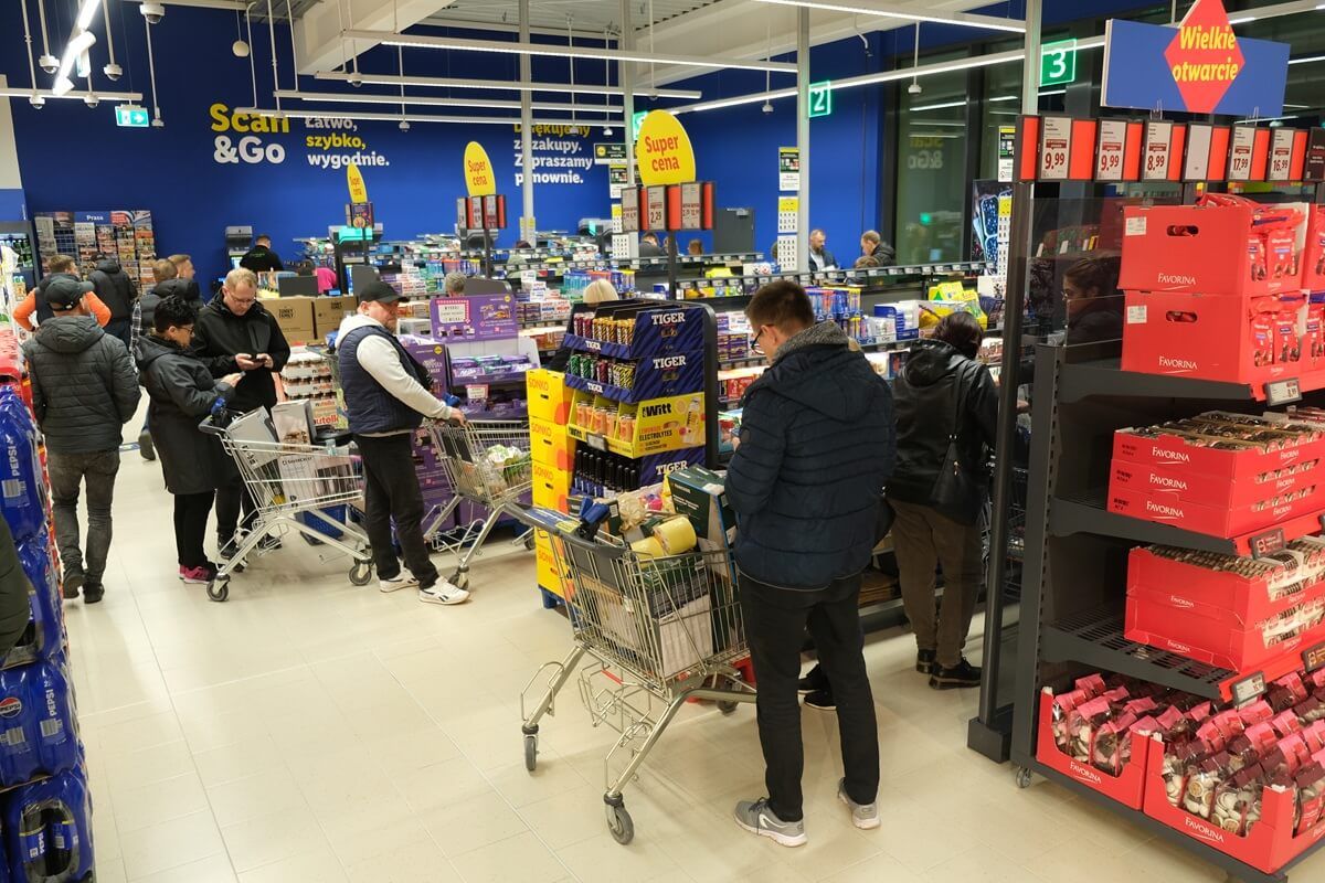 Bitwa o elektronarzędzia i pełne wózki drobnego agd. Tłumy na otwarciu nowego Lidla w Lublinie | ZDJĘCIA