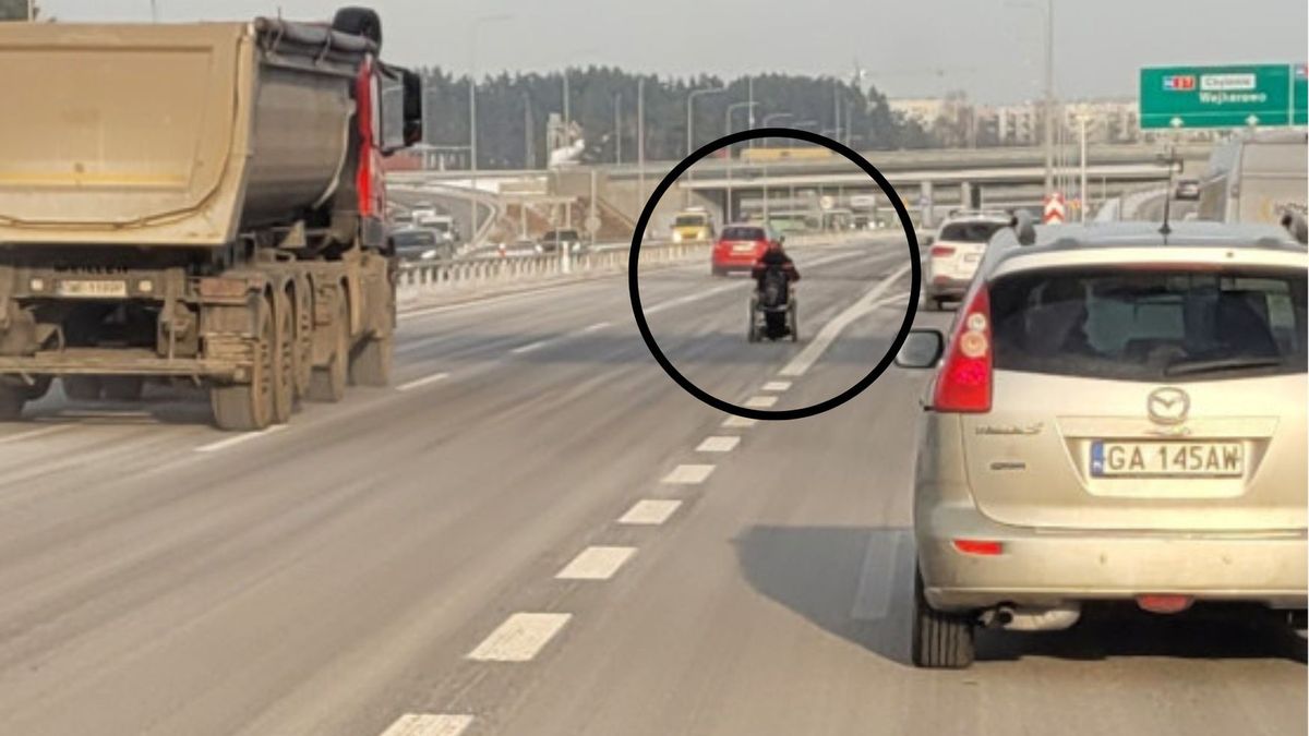 mężczyzna jechał na wózku inwalidzkim po autostradzie