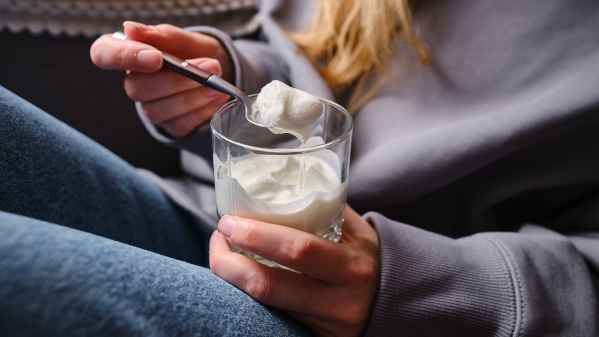 jogurt yogurt,healthy,snack,food,woman,home,beautiful,girl,natural,breakfast,lifestyle,morning,portrait,happy,attractive,pretty,yoghurt,background,organic,nutrition,person,fresh,fruit,white,diet,kitchen,calm,leisure,wellness,serene,spoon,tasty,meal,people,dieting,eat,dessert,health,house,lactose,teaspoon,berries,hand,detox,jar,delicious,glass,calcium,cream