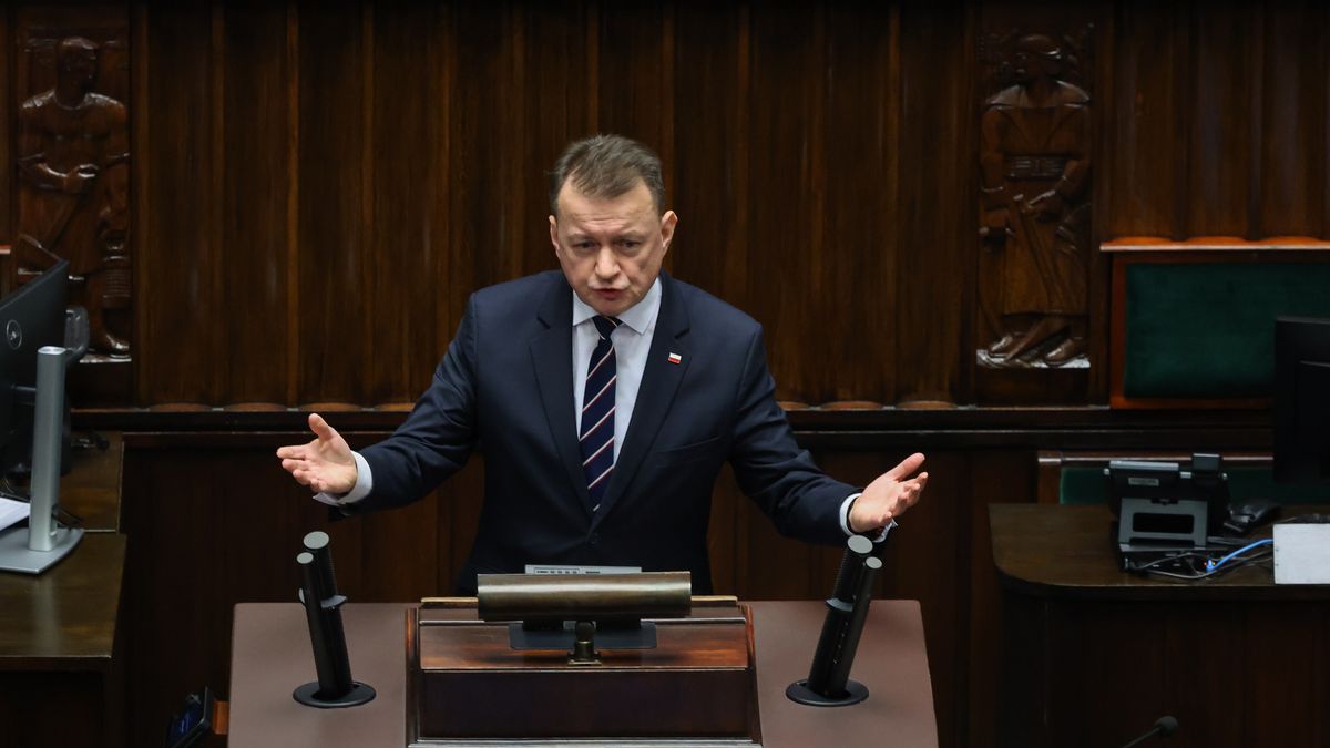 Warszawa, 23.01.2026. Szef KP PiS Mariusz Błaszczak na sali obrad Sejmu, 23 bm. W harmonogramie posiedzenia znalazło się m.in. pierwsze czytanie dwóch projektów ustaw ws. zakazu sprzedaży alkoholu, a także drugie czytanie rządowego projektu nowelizacji ustawy o Krajowej Radzie Sądownictwa. (jm) PAP/Albert Zawada