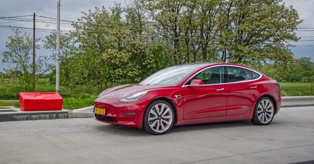 Tesla Model 3 najpopularniejszym autem w Europie. Wyprzedziła Golfa i Clio