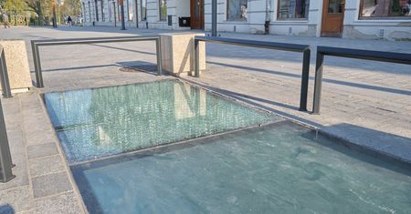 Pęknięta szyba w „oknie czasu” nie jest sprawką wandali. Jej wymiana będzie kosztować 50 tys. złotych
