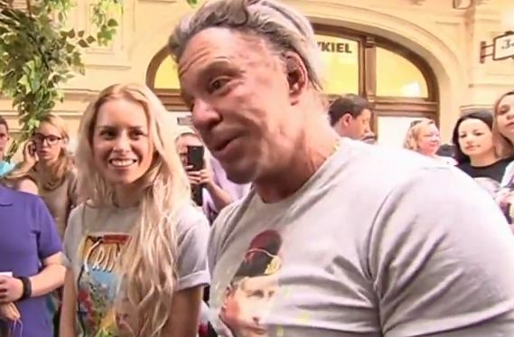 Mickey Rourke chwali się... KOSZULKĄ Z PUTINEM!