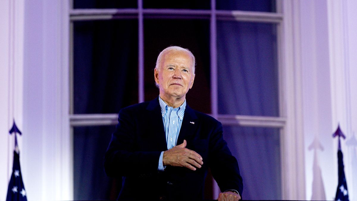 US President Joe Biden arrives to view the Independence Day fireworks display over the National Mall from the Truman Balcony of the White House in Washington, DC, USA, 04 July 2024. Biden's reelection campaign limped into the US Independence Day holiday, exhausted by a week of the incumbent clawing to maintain his hold on his party's nomination. EPA/TIERNEY L. CROSS / POOL Dostawca: PAP/EPA.