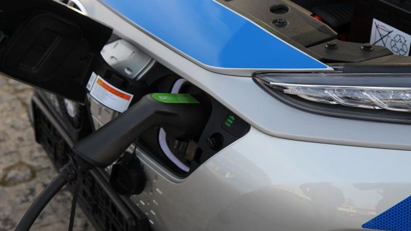 Wrocław. Dolnośląską policja ma nowe radiowozy. Pojawiły się pierwsze elektryki