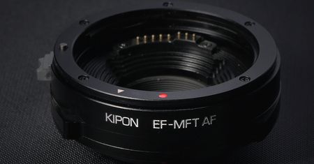 Adapter Kipon Canon EF na Mikro Cztery Trzecie oferuje naprawdę szybki autofokus