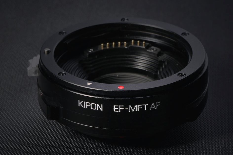Adapter Kipon Canon EF na Mikro Cztery Trzecie oferuje naprawdę szybki autofokus 1