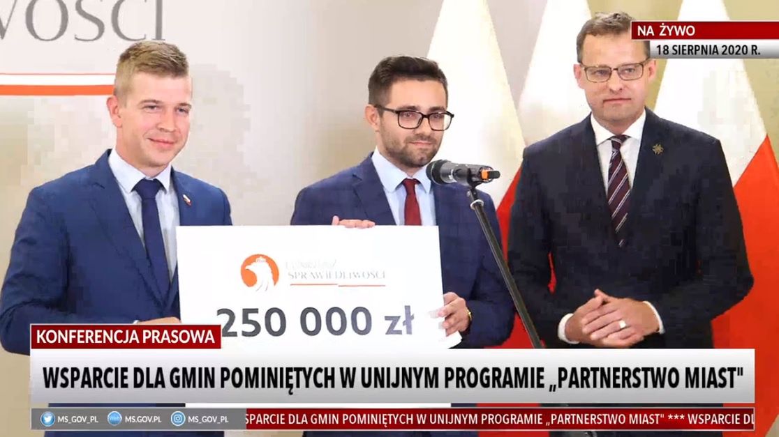 Samorządowcy z Tuchowa wyjechali z Warszawy z symbolicznym czekiem na 250 tys. zł
