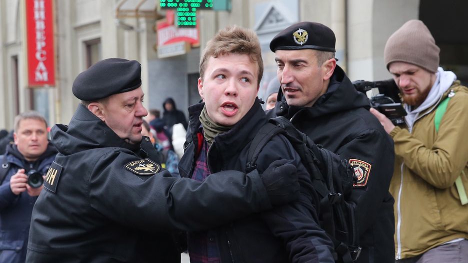 epa09223072 (FILE) Police officers detain a journalist Roman Protasevich attempting to cover a rally in Minsk, Belarus, 26 March 2017 (reissued 23 May 2021). A Ryanair flight from Athens, Greece to Vilnius, Lithuania, with Belarus' opposition journalist Roman Protasevich onboard, has been diverted and forced to land in Minsk on 23 May 2021, after alleged bomb threat. Protasevich was detained by Belarusian Police after landing, as Belarusian Human Rights Center 'Viasna' reports and Lithuanian President Gitanas Nauseda demanded immediate release of Protasevich.  EPA/STRINGER *** Local Caption *** 53411871 Dostawca: PAP/EPA.