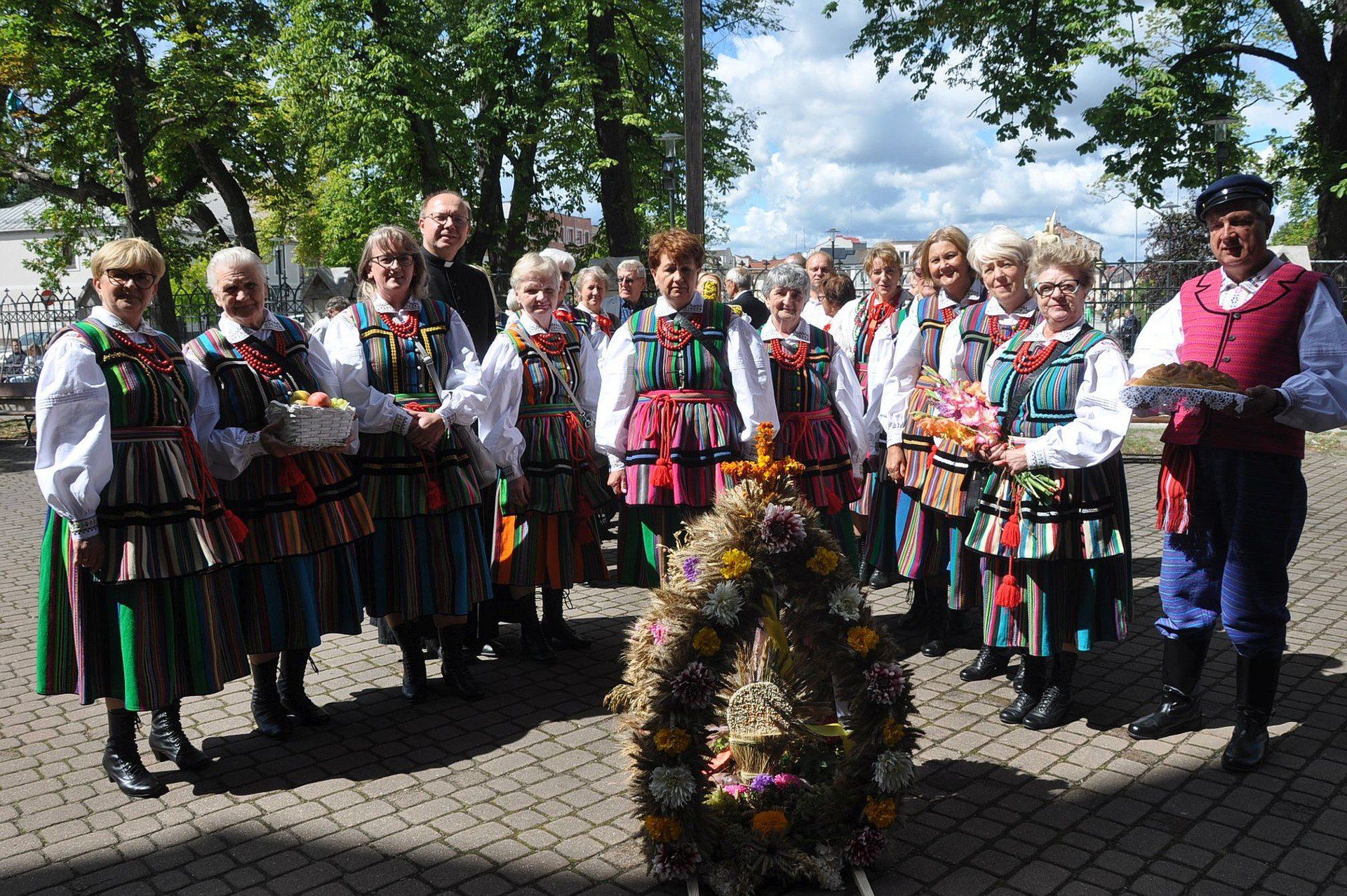 Zaprezentowano wieńce dożynkowe.