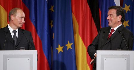 Moskiewski łącznik. "Schröder zawsze był płatną marionetką i pionkiem Putina"