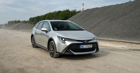 Test: Toyota Corolla Trek – hybrydowe kombi na szczudłach, które kupisz z kalkulatorem